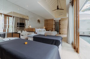 Une chambre d’hôtel moderne avec deux lits, une grande fenêtre et vue sur la piscine.