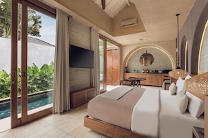 Une chambre moderne avec un grand lit, une télévision et une vue sur une piscine et un espace verdoyant.