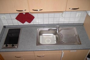 Geladeira, cooktop, cafeteira/chaleira, torradeira