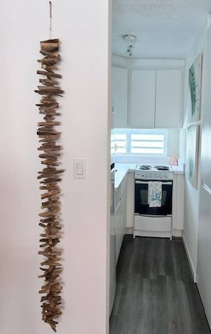 Wasserkocher mit Kaffee-/Teezubehör, Kühlschrank, Mikrowelle, Ofen