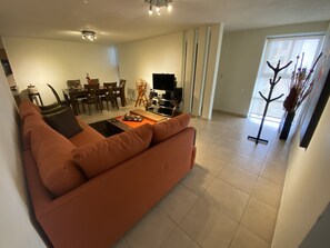 Departamento Deluxe, 3 habitaciones, para no fumadores, vista a la ciudad | Área de sala de estar | Televisión LED y reproductor de DVD 