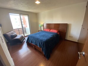 Appartamento Deluxe, 3 camere da letto, non fumatori, vista città | 3 camere, con arredamento individuale, ferro/asse da stiro