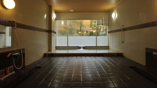 A public bath with a view of autumn foliage through large windows, tiled walls, and a wooden ceiling. - HESTA Hakone (Hakone)