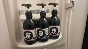 Tres botellas de Bon-perle sobre un lavabo blanco.
