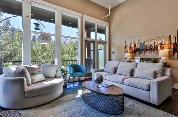 Télévision, cheminée, jeux vidéo, chaîne hi-fi