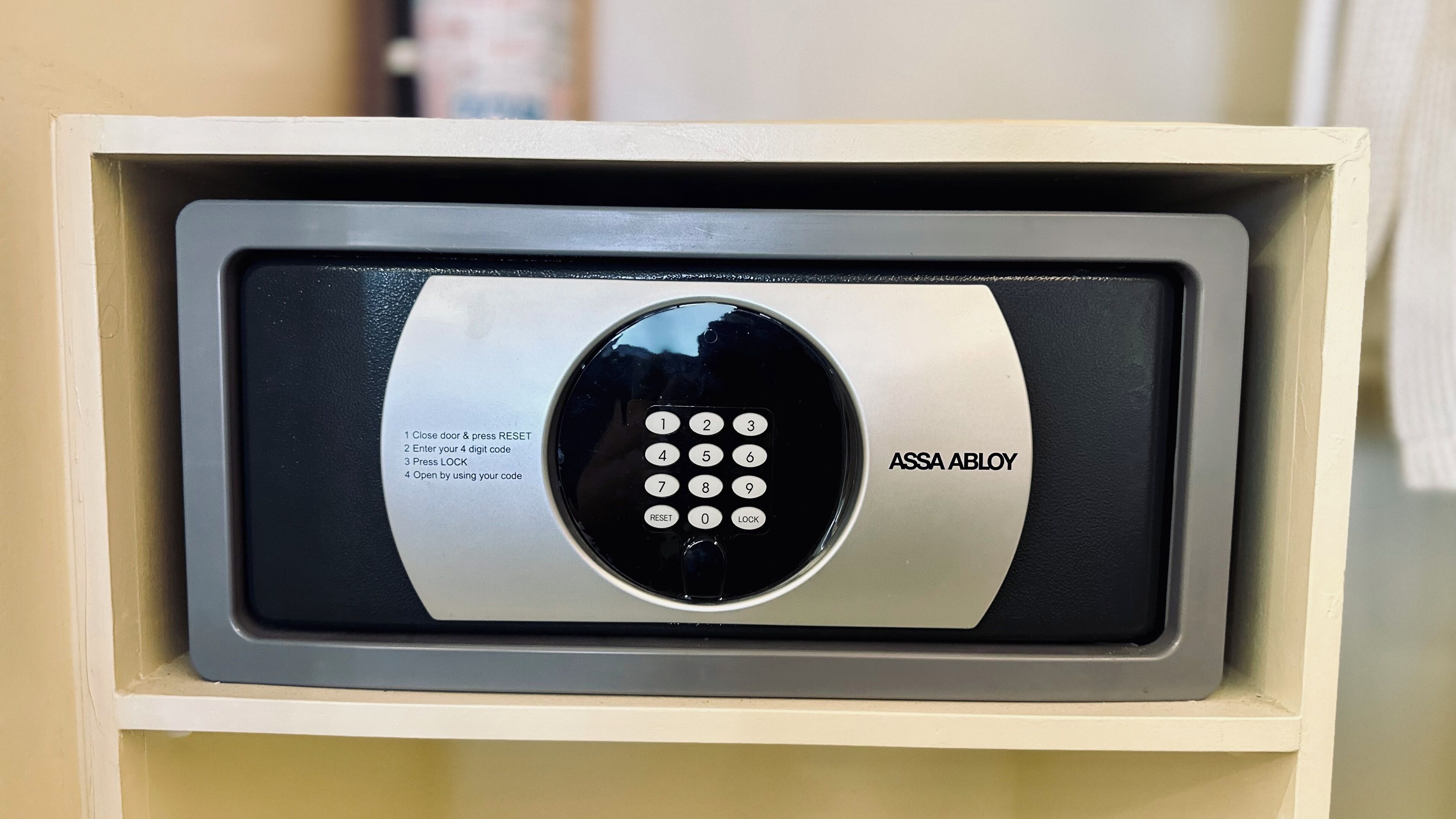 A keypad lock with instructions for use, labeled "ASSA ABLOY."