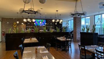 供應早餐、午餐及晚餐