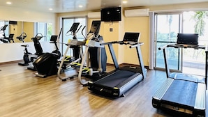 Ein Fitnessstudio mit Laufbändern, Ergometer und Crosstrainern.