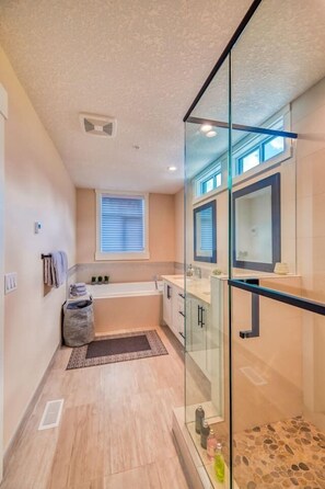 Bathtub, hair dryer, towels - ⭐⭐⭐⭐⭐The Peak by Samsara Resort|Private Entry|Panorama Top View|4BR+4.5BTH🎖️ (Canmore)