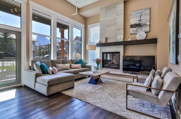 TV, fireplace, video games, stereo - ⭐⭐⭐⭐⭐The Peak by Samsara Resort|Private Entry|Panorama Top View|4BR+4.5BTH🎖️ (Canmore)