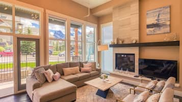 TV, lareira, videogames, aparelho de som