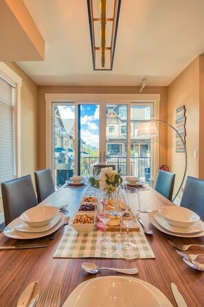Dining - ⭐⭐⭐⭐⭐The Peak by Samsara Resort|Private Entry|Panorama Top View|4BR+4.5BTH🎖️ (Canmore)