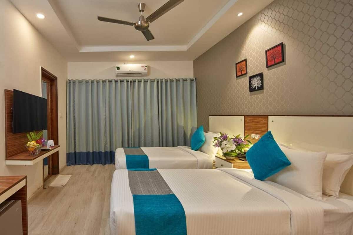 Executive Room (Twin Bed) | Minibar, in-room safe, individually furnished, desk
