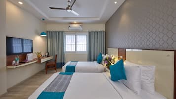 Executive Room (Twin Bed) | Minibar, in-room safe, individually furnished, desk