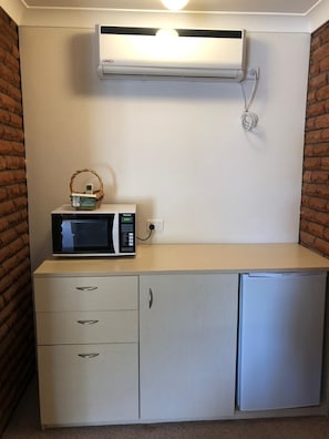 Desk, iron/ironing board, free WiFi, bed sheets - Overlander Motor Lodge (Gunnedah)