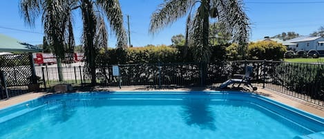 Una piscina al aire libre de temporada