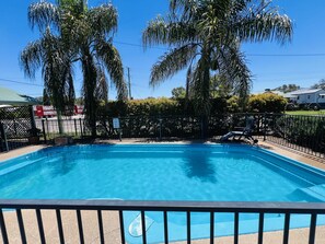 季节性开放的室外游泳池