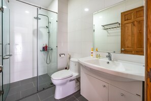 デラックス アパートメント 1 ベッドルーム | バスルーム | シャワー、バスアメニティ (無料)、ヘアドライヤー、スリッパ