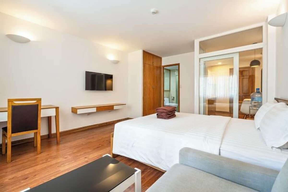 1 habitación, caja de seguridad en la habitación y escritorio