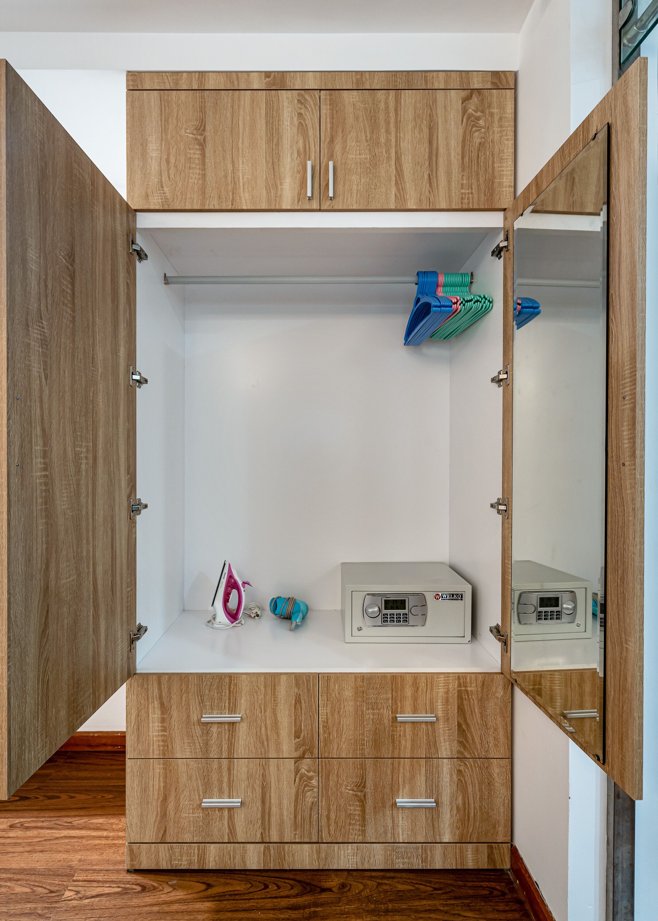 Standard-Apartment, 1 Schlafzimmer | Wohnbereich | 42-Zoll-Flachbildfernseher mit Kabelempfang, Fernseher, Kamin