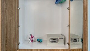 Leilighet – standard, 1 soverom | Oppholdsområde | En 42-tommers Flatskjerm-TV med kabel-kanaler samt TV og peis