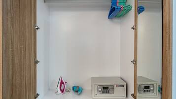 Standard-Apartment, 1 Schlafzimmer | Wohnbereich | 42-Zoll-Flachbildfernseher mit Kabelempfang, Fernseher, Kamin