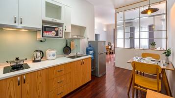Căn hộ Deluxe, 1 phòng ngủ | Bếp riêng | Tủ lạnh, lò vi sóng, ấm điện, dụng cụ nấu nướng/bát dĩa/dao nĩa