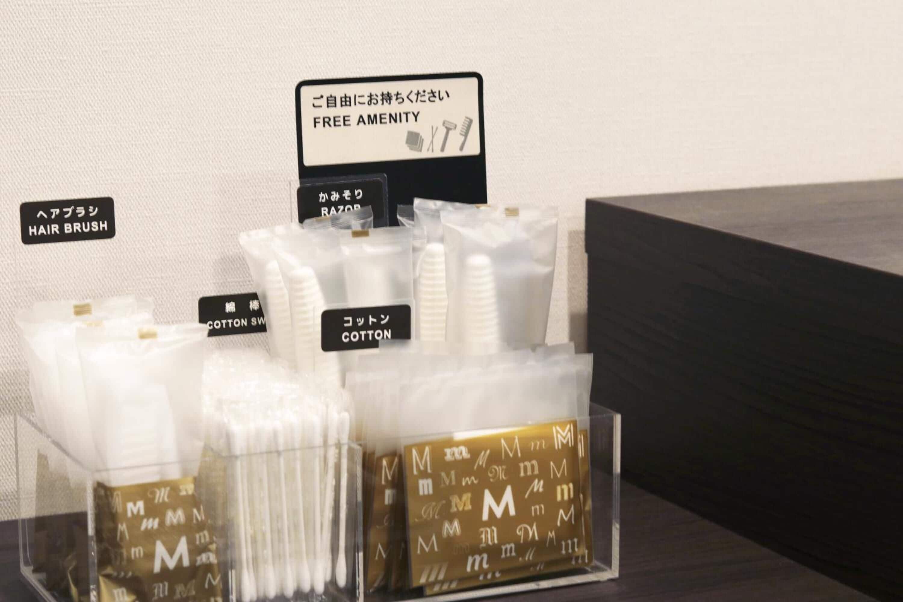 combined shower/bathtub, free toiletries, hair dryer, slippers