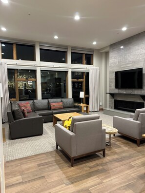 TV, fireplace, books - Brand New Peak 8 Resort - Ski-In/Out - Available Christmas Week (Breckenridge)