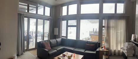 Televisión, chimenea, libros