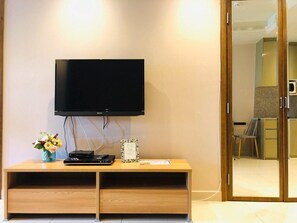 Deluxe Apartment, 1 Bedroom | 1 bedroom, in-room safe, desk, laptop workspace