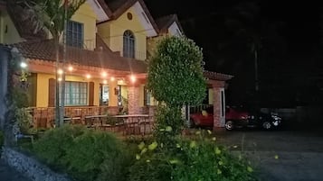 Fachada del alojamiento - Noche