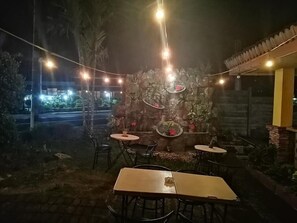 Mặt tiền nơi lưu trú - ban đêm