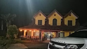 Fachada del alojamiento - Noche