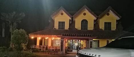 Depan hartanah - siang/malam
