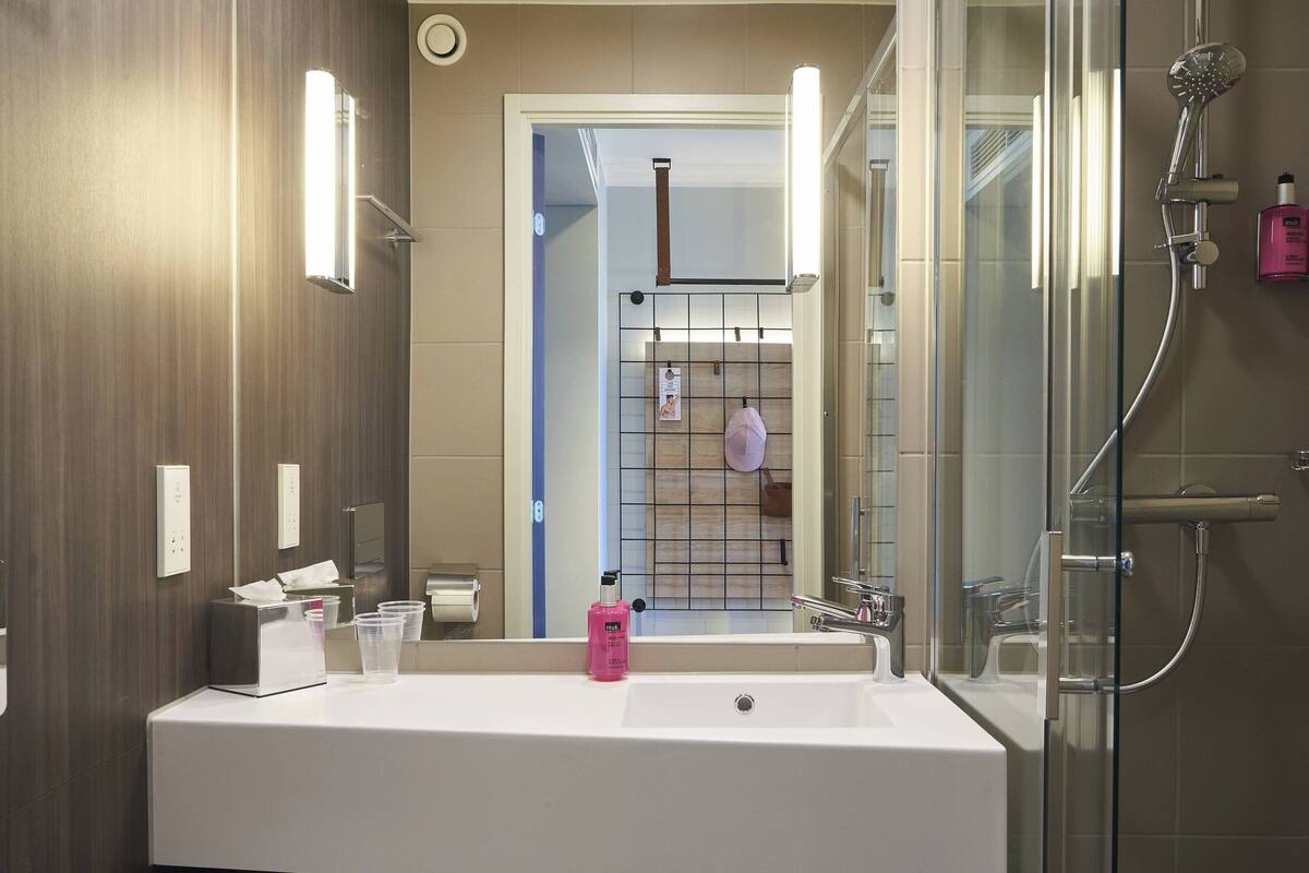 shower, free toiletries, hair dryer, towels