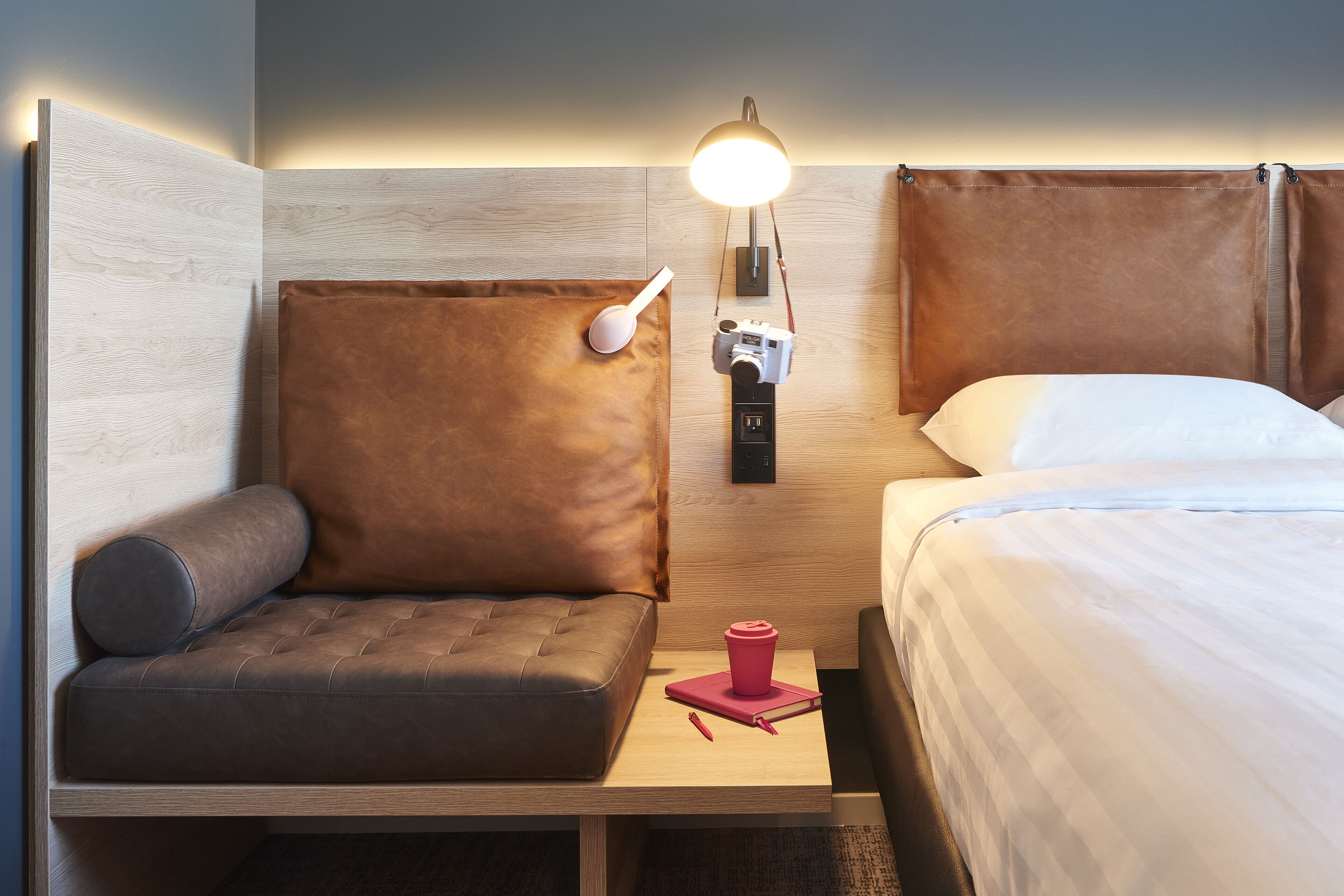 1 bedroom, desk, laptop workspace, soundproofing