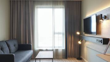 Family Room, 1 Queen Bed with Sofa bed | Laptop workspace, soundproofing, free WiFi, bed sheets