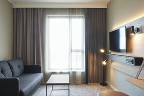 مساحة عمل للكمبيوتر المحمول وتجهيزات عازلة للصوت وواي فاي مجانًا