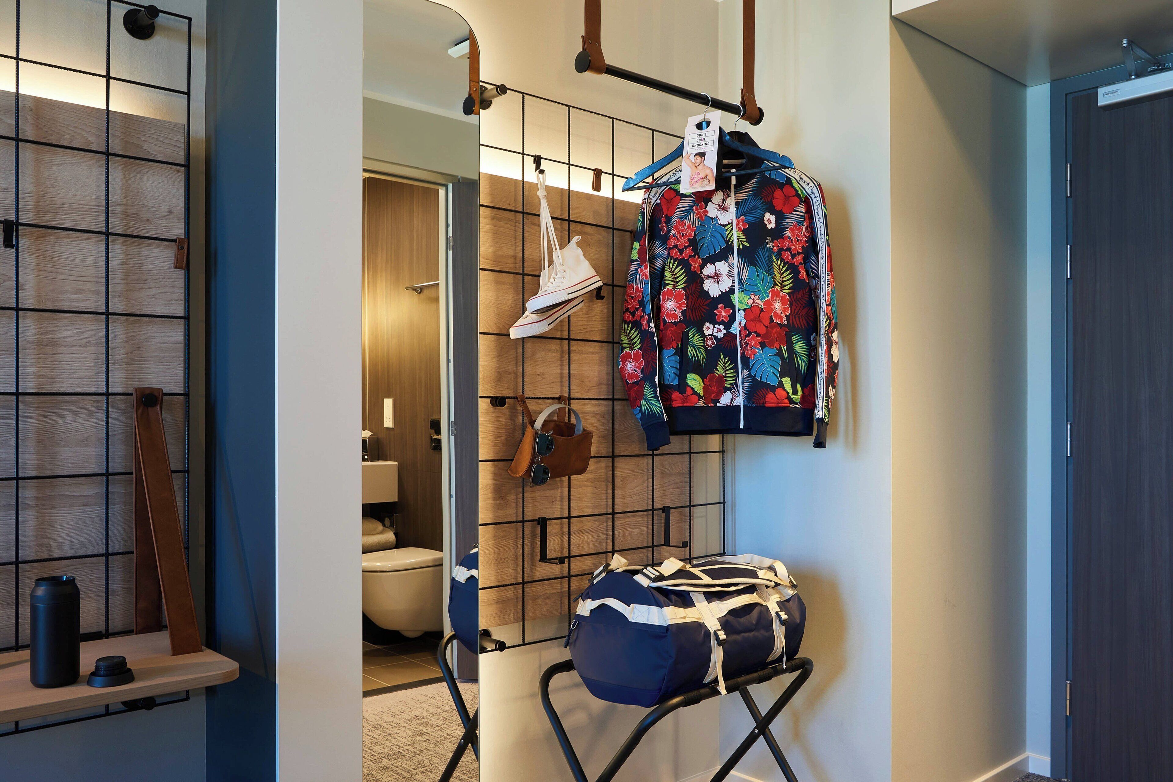 1 bedroom, desk, laptop workspace, soundproofing