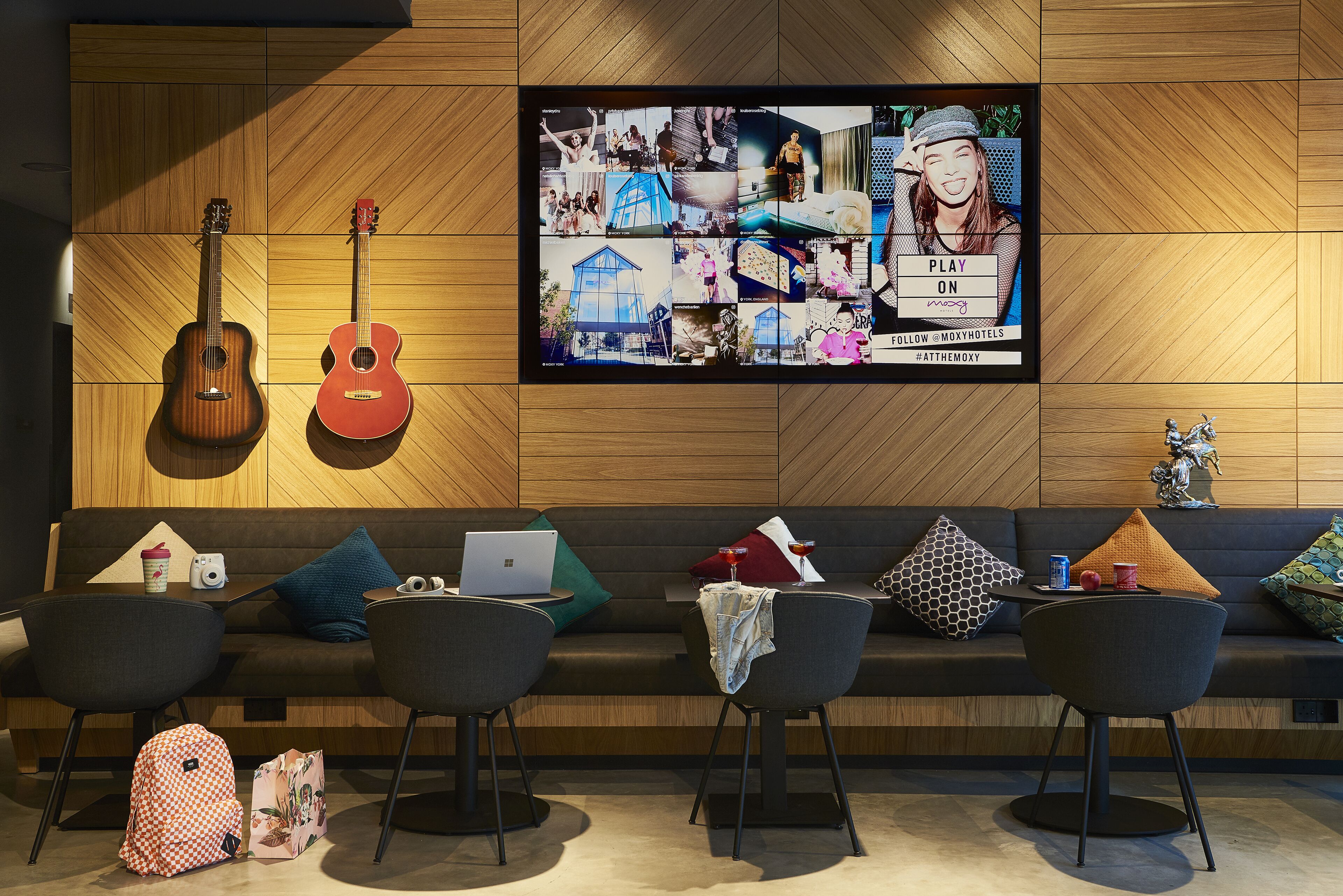 Lobby-lounge