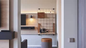 Una habitación moderna con un panel de madera decorativo, un estante tipo rejilla montado en la pared, un pequeño taburete y una lámpara de pared.
