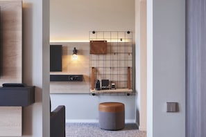 Family Room, 1 Queen Bed with Sofa bed | Laptop workspace, soundproofing, free WiFi, bed sheets