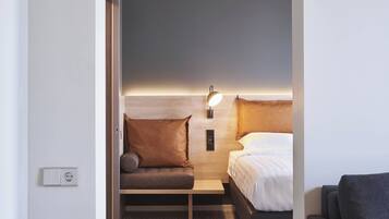 Familienzimmer, 1Â Queen-Bett und Schlafsofa, Nichtraucher | Schreibtisch, laptopgeeigneter Arbeitsplatz, schallisolierte Zimmer