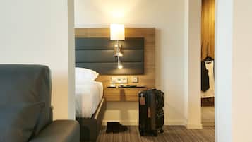 Room, 1 Queen Bed with Sofa bed | Laptop workspace, soundproofing, free WiFi, bed sheets