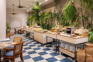 Desayuno buffet diario (COP 80000 por persona)