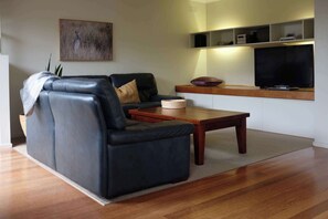 TV, fireplace, DVD player - Harvey Haven I 150m Walk to Beach (Anglesea)