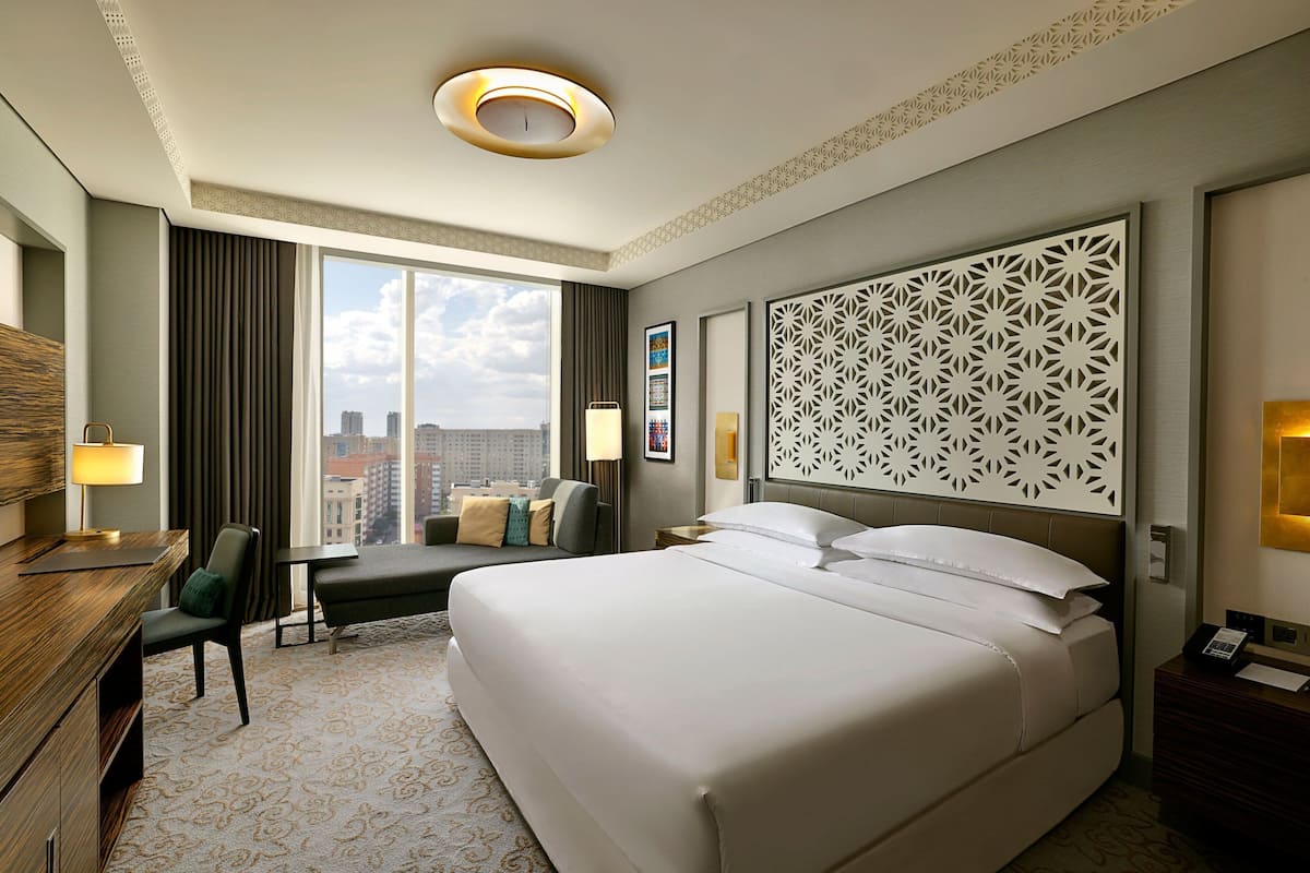 Hypo-allergenic bedding, minibar, in-room safe, desk