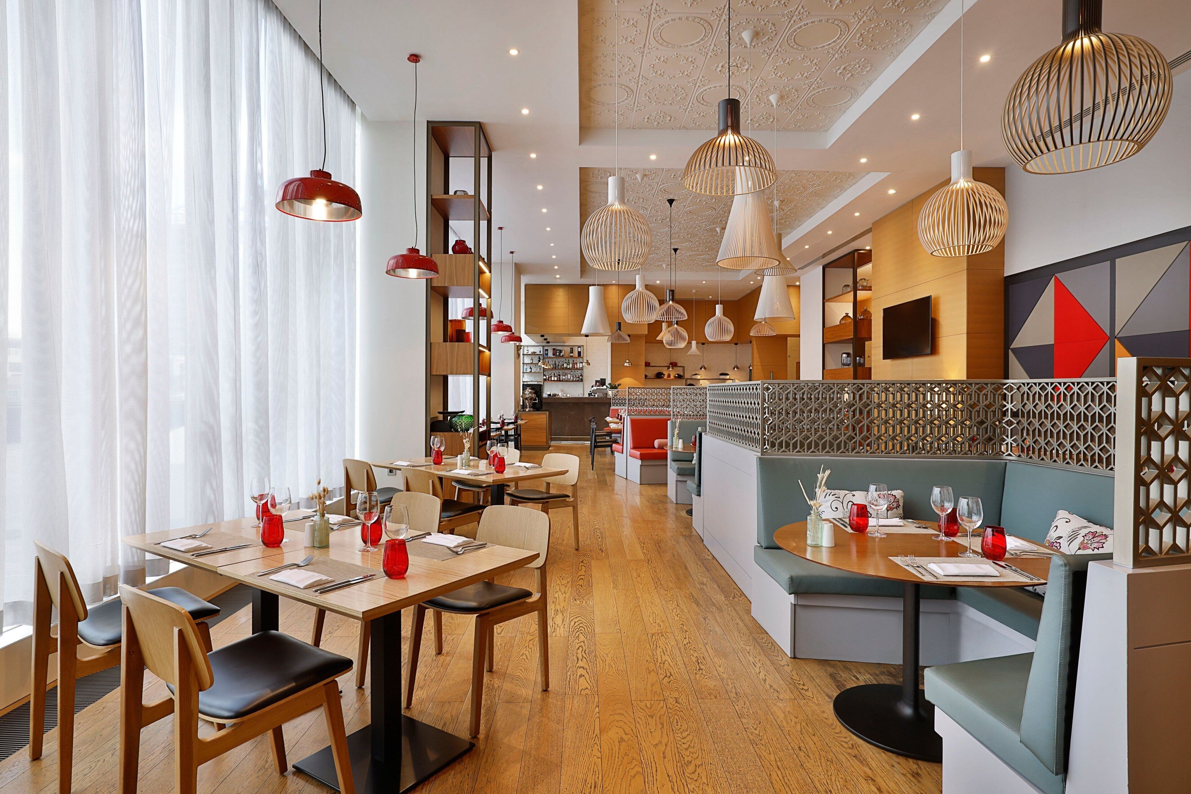 2 か所のレストラン、朝食に営業