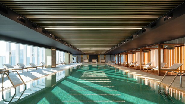 Una piscina con reflejos de sol en el suelo, sillas de descanso y un diseño moderno en el techo.